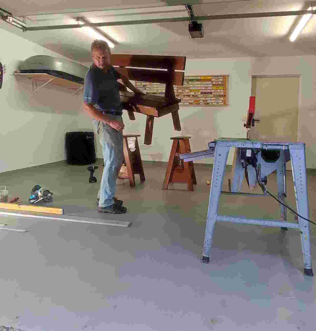 Bild Gunter, Bank tragend in Garage